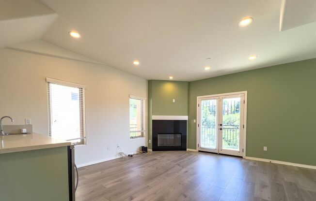 Modern Hillside 4Bed / 3.5 Bath Retreat with Stunning Views & Luxurious Amenities