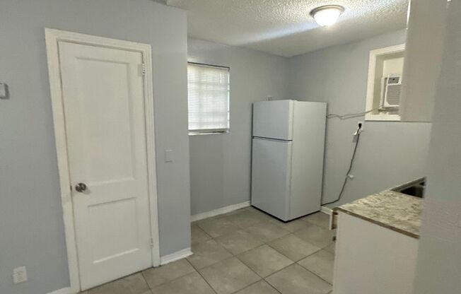 Studio, 1 bath, 600 sqft, $750, Unit 230
