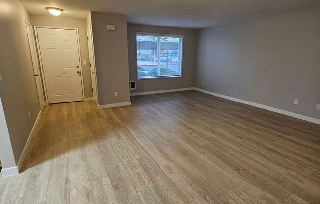 3 beds, 1 bath, 863 sqft, $1,525, Unit 2424-09