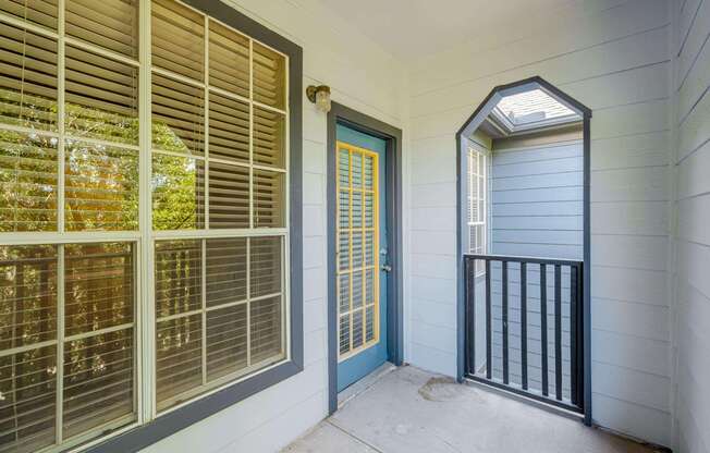 2 beds, 1 bath, 912 sqft, $1,516