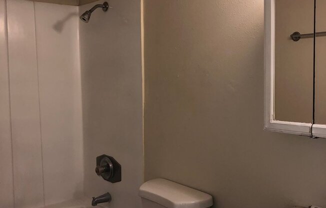Spacious 2 Bedroom, 1 Bathroom Condo