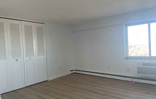 2 beds, 1 bath, 940 sqft, $2,350, Unit 13M