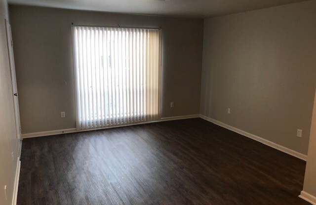 2 beds, 1 bath, 728 sqft, $825, Unit D1