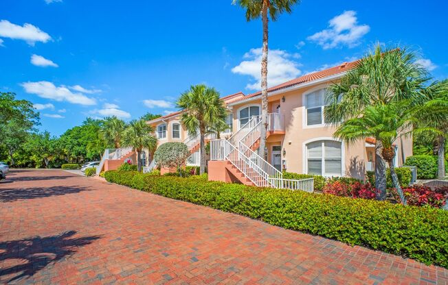 Desirable 2 beds 2 baths condo with garage in Naples