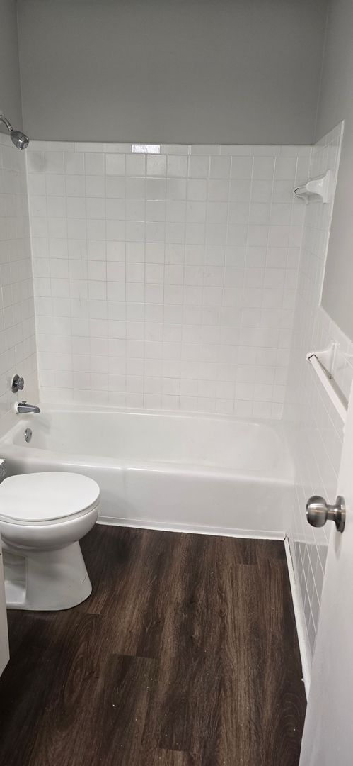 2 beds, 1 bath, 860 sqft, $1,095, Unit 105