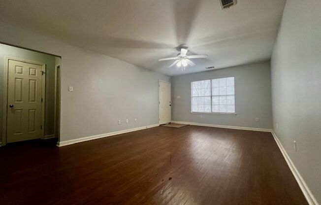 2 beds, 1 bath, 975 sqft, $975