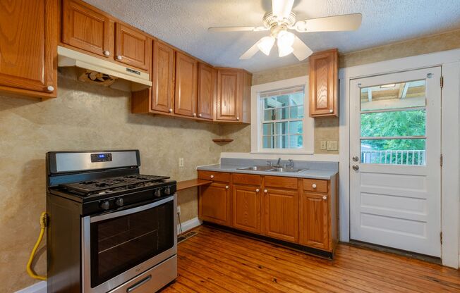 Convenient 2/1 home in the middle of town!
