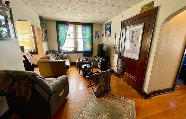 2 beds, 1 bath, $1,225, Unit 6