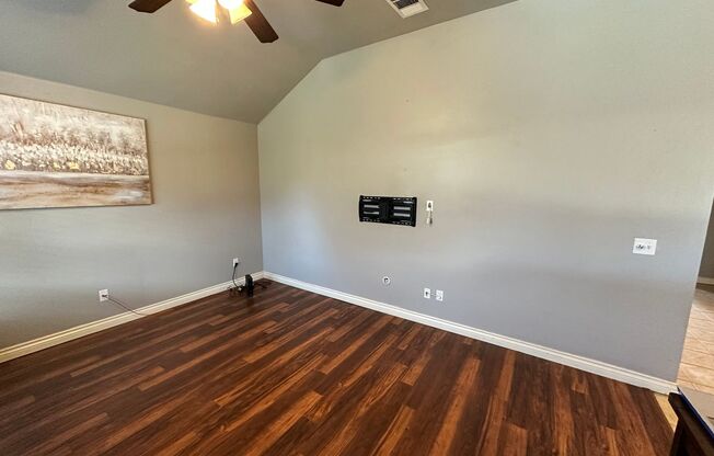 Move -in Special: Beautiful 3-Bedroom, 2-Bath Home with Modern Amenities!