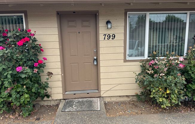 3 beds, 1 bath, 900 sqft, $1,550