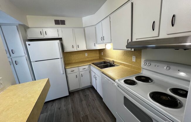 1 bed, 1 bath, 760 sqft, $695, Unit 821 2B Monroe St