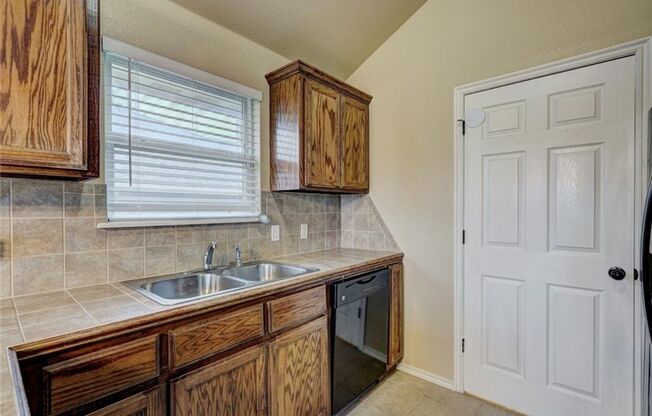 3 beds, 2 baths, $1,595