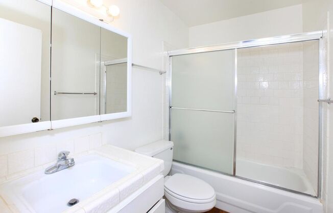 2 beds, 1 bath, 734 sqft, $1,300, Unit D06