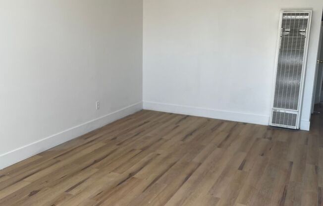 1 bed, 1 bath, $1,300, Unit #D