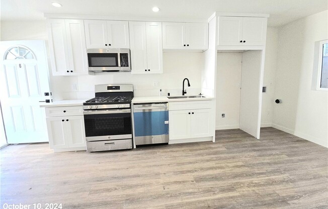 1 bed, 1 bath, 800 sqft, $1,950, Unit 8524 1/2