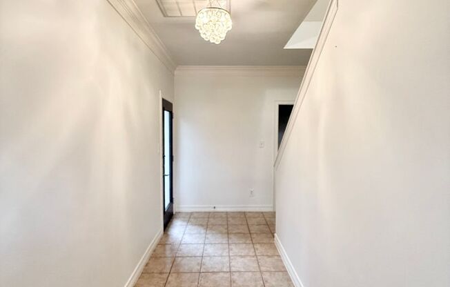 Spacious Museum District 3-Story 2/2.5/2 Townhome !