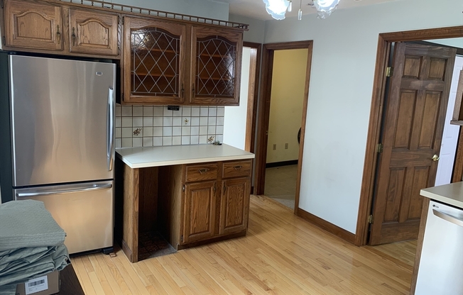 686 E 7 ST