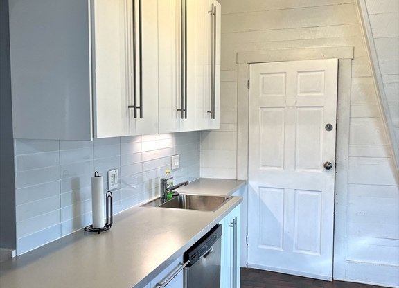 1 bed, 1 bath, 525 sqft, $1,800, Unit 7