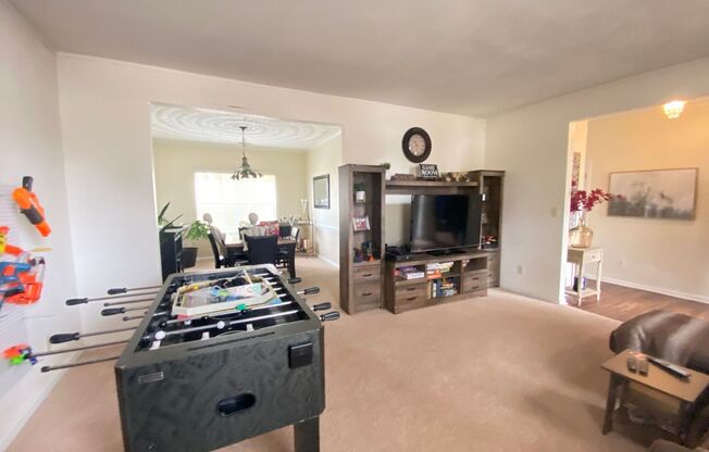 NICE 4 BD/ 2.5 BATH SINGLE FAMILY HOME