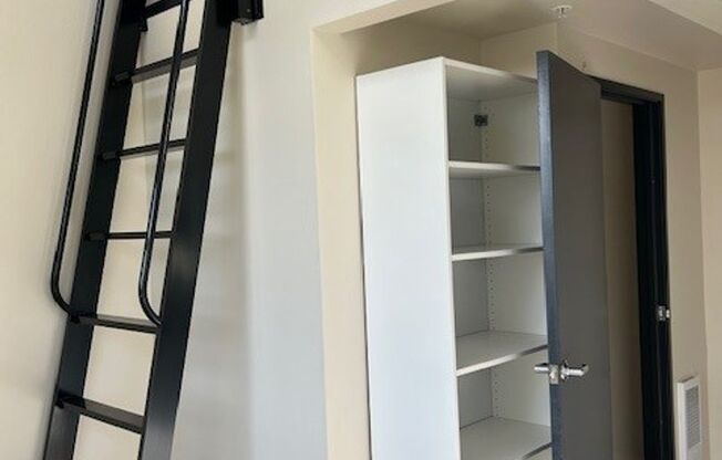 Studio, 1 bath, 220 sqft, $1,150, Unit B44