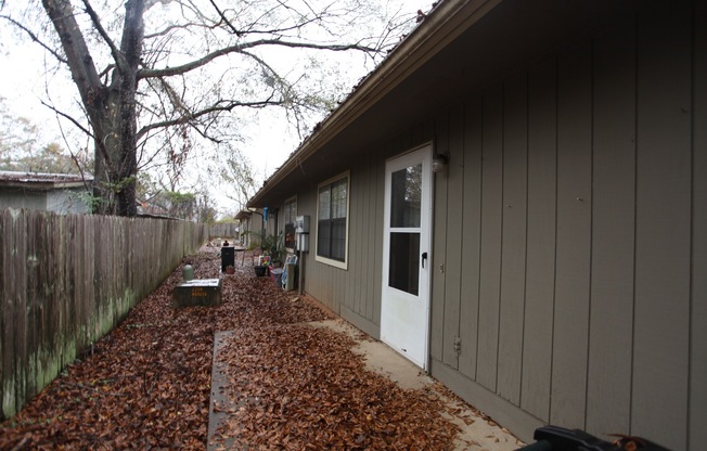 3 beds, 2 baths, $1,250, Unit # 9 B
