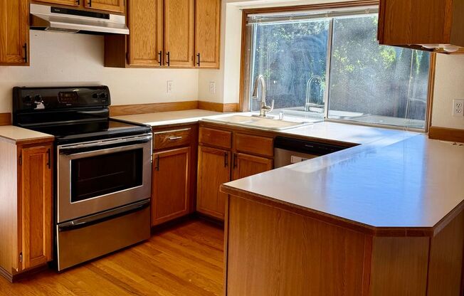 4 Bed / 2.5 Bath Education hill in Redmond 2-story home $4,295/month