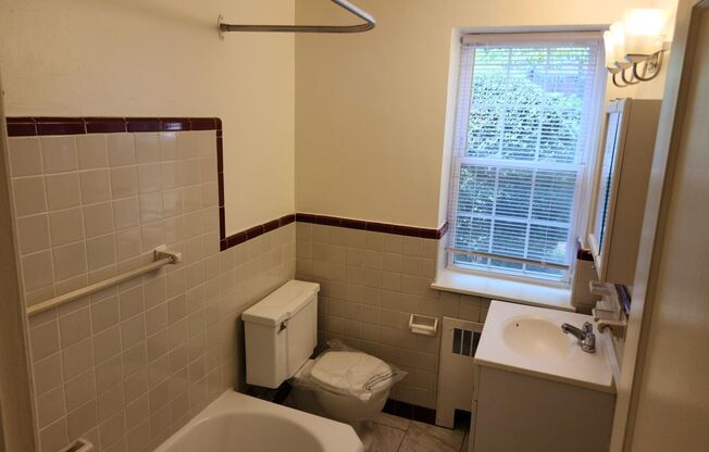 1 bed, 1 bath, 663 sqft, $2,050, Unit H-07