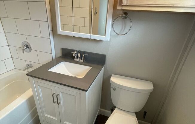 2 beds, 1 bath, 706 sqft, $1,300, Unit Coll140