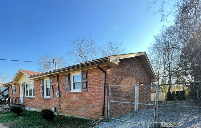 ON SPECIAL: All Brick, 3 Bedroom Ranch in Hendersonville minutes from the Cumberland River and Boat Launch!