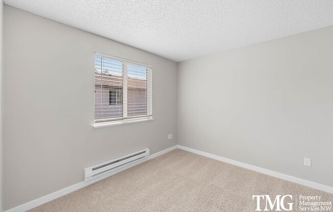 3 beds, 1 bath, 943 sqft, $1,550, Unit 37