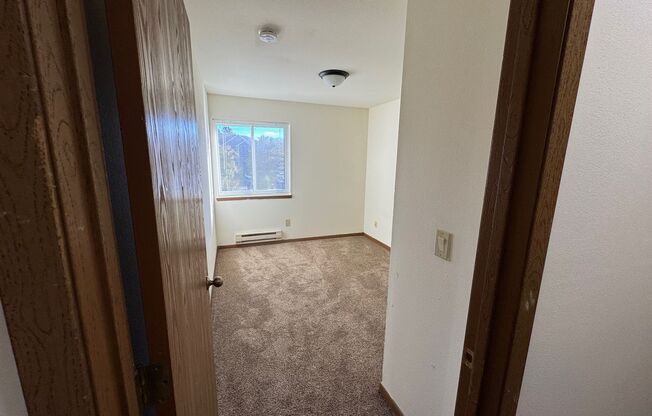 3 beds, 1 bath, 1,040 sqft, $1,695, Unit 3164-304