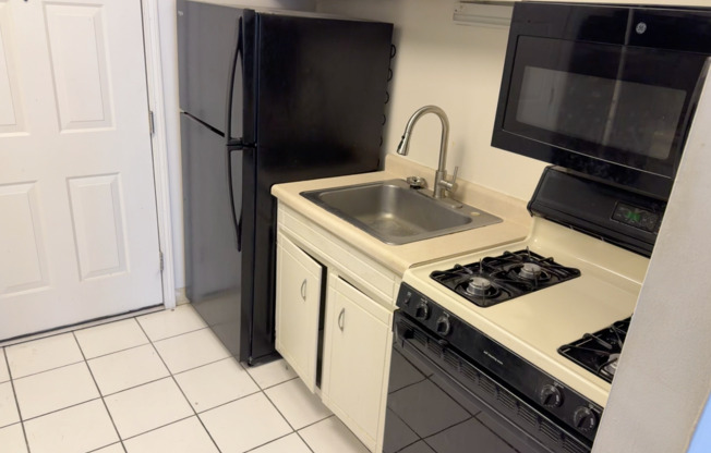 Studio, 1 bath, 475 sqft, $1,300, Unit 321