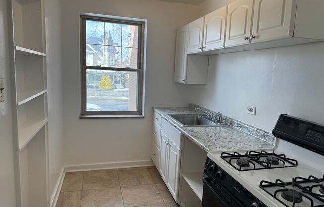 3 beds, 1 bath, $2,175, Unit 116B