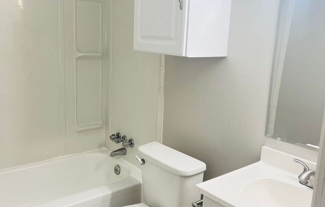 Studio, 1 bath, 494 sqft, $690, Unit 33