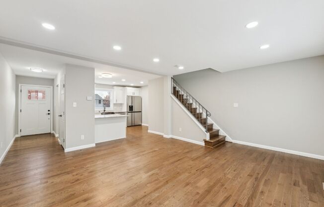 Charming 3 Bed 2.5 Bath Interior Townhome In Warwick Village