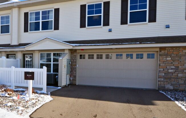 Immaculate 3 BD / 3 BA townhome in Lino Lakes!