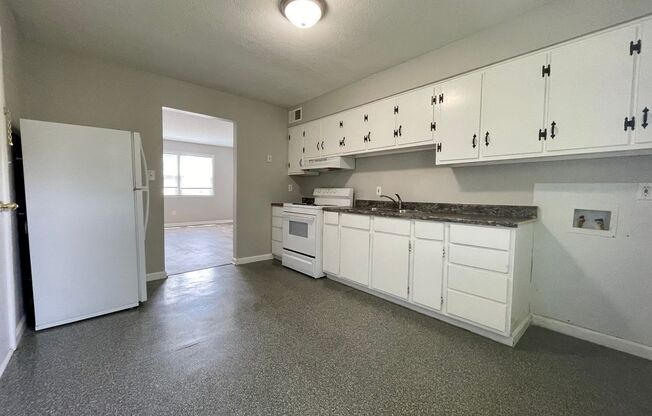 2 beds, 1 bath, 850 sqft, $1,095, Unit F16