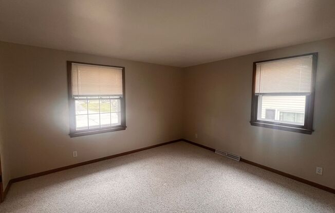 3 beds, 1.5 baths, $1,900, Unit 2852 - LEFT