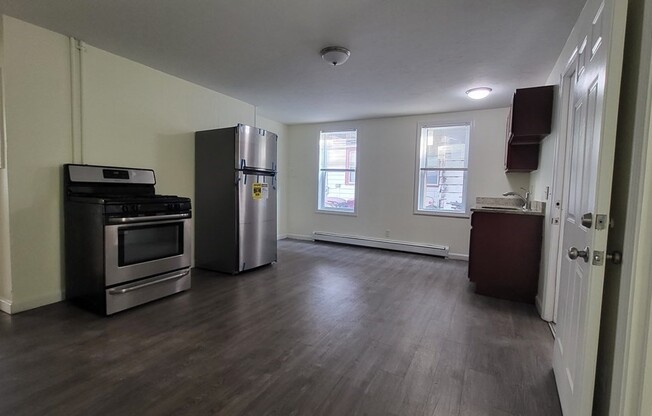 3 beds, 1 bath, $2,300, Unit 3