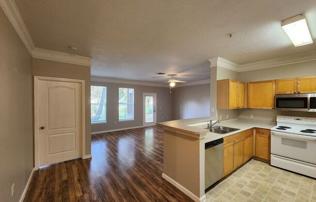 BEAUTIFUL LAKE VIEW 2 bedroom apartment close to Disney!