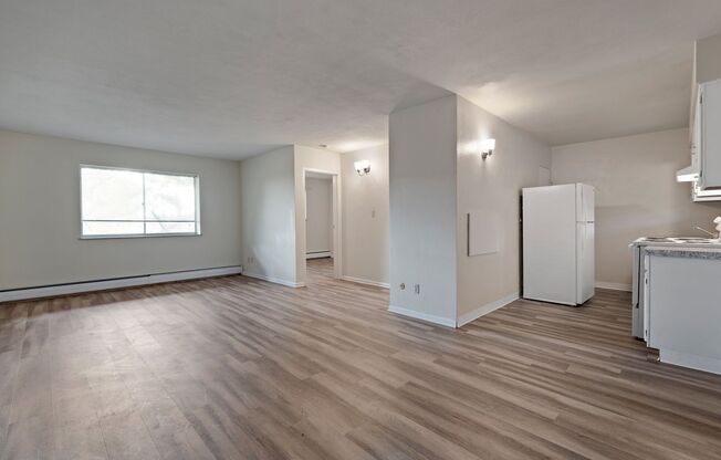 1 bed, 1 bath, $825, Unit Riverview Apartments