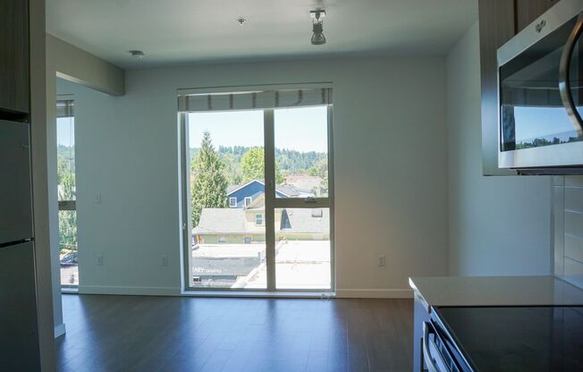 Fabulous Top Floor Sellwood 1-Bedroom with Condo-Grade Finishes!