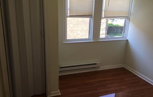 2 beds, 1 bath, $1,100, Unit 2