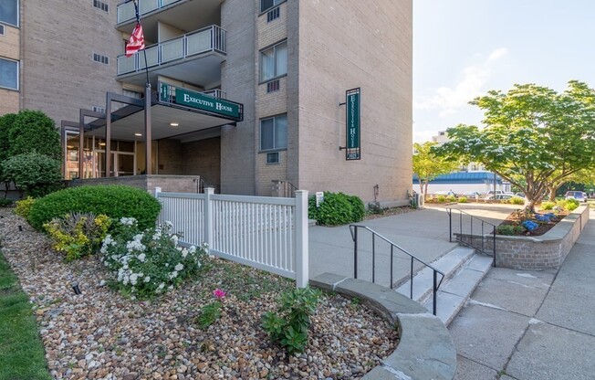 2 beds, 1 bath, 940 sqft, $2,450, Unit 7F
