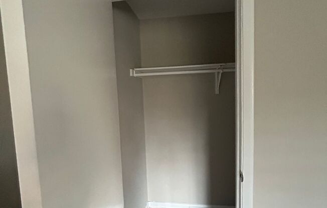 2 beds, 1 bath, 1,147 sqft, $950, Unit 411 - C BT