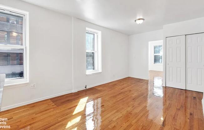 359 W 45 ST