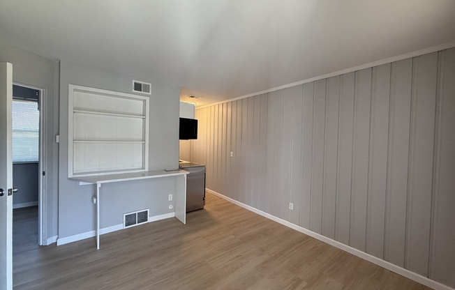 156 W 8 AVE
