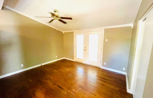 ** 3 bed 1 bath located in Forest Hills ** Call 334-366-9198 to schedule a self showing