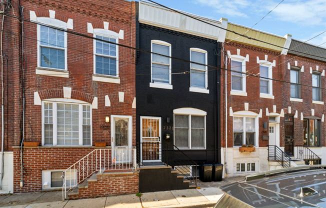 Newly Renovated Townhome in South Philadelphia! Available NOW!