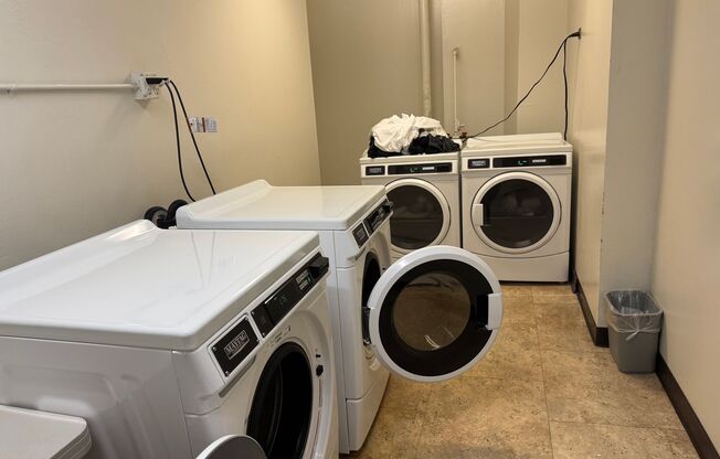 Studio with A/C & full kitchen in Ala Moana Area
